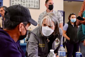 Gobernadora de Nuevo México, Michelle Luján Grisham visita un refugio en Peñasco. Foto: página de gobernadora en FB. 