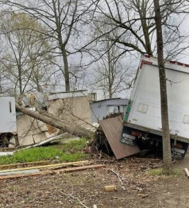 Marily Quintanilla dice que la experiencia fue horrible, camiones volcados y árboles caídos por el paso del tornado. Foto: Marily y HNS.