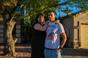 Samantha y Ariane Buck de Peoria, Arizona, dicen que les negaron el acceso al consultorio de un médico debido al dinero que debían, lo que las obligó a buscar atención de emergencia. Calculan que ahora tienen alrededor de 50 mil dólares en deuda médica. Foto: Ash Ponders para KHN y NPR.