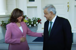 El presidente mexicano, Andrés Manuel López Obrador Saluda a la vicepresidenta de Estados Unidos, Kamala Harris. foto: José López Zamorano.