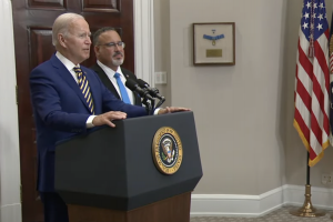 El presidente Biden anuncia la cancelación de 10 mil dólares de deuda estudiantil por persona. A su lado, el Secretario de Educación de E UU, Miguel Cardona. Foto: José López  Zamorano. 