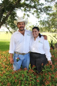 Diana y Saúl Padilla, propietarios del rancho  Yahweh's All Natural Farm & Garden. Foto: Cortesía.