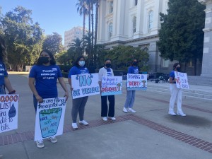 Reclaman que el agua es un derecho humano y exigen a los legisladores aprobar un proyecto de ley que otorgue a los californianos este derecho. Foto: Esther Quintanilla.