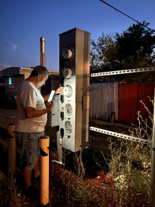 Carlos Valdez, de Parque de Casas Móviles de Ponderosa, Jardines Solares, lee niveles de consumo de energía en los medidores. Foto: Cortesía.