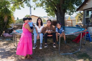 La familia Bravo afuera de su casa en Sonoma, California, en agosto de 2022. De la izquierda a derecha, la mamá, Erandy con los niños Vicente, Maia, Mia y Erandy. Foto: Heidi de Marco.