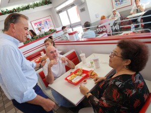 Caruso habla con Gloria Garza quien dice que votara por el. Foto: Rubén Tapia.