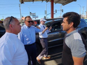 Freddy Escobar, Pdte. de UFLAC pide votar por Caruso - al fondo- a Vladimir González que está indeciso.Foto: Rubén Tapia.