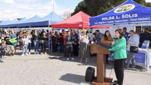 Supervisora Hilda Solís habla durante una feria de salud en una zona de la ciudad contaminada. Foto: Rubén Tapia.