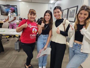 Betty Rodarte y sus tres hijas que la acompañaron para presenciar su primer voto. Foto: Rubén Tapia.