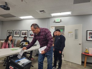 Fidel Vázquez deposita su voto en las oficinas de Chirla en Los Ángeles, CA. Foto: Rubén Taia.