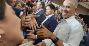 Karina Ruiz saluda al expresidente Barak Obama durante su visita a Phoenix para apoyar a candidatos demócratas en las elecciones. Foto: Cortesía de Karina Ruiz y Promise Arizona.