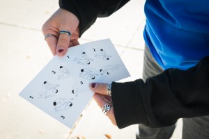 Instructivo para ayudar a jóvenes en crisis por opioides. Foto: Heidi De Marco.