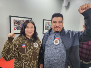 Orlando Calderón y su hija Cristal, muy contentos de spués de votar por primera vez. Foto: Rubén Tapia.