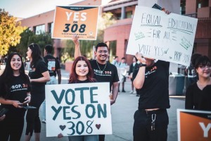 Jóvenes soñadores se encargaron de visitar los centros de votación para motivar a los latinos a apoyar la propuesta 308. Foto: Maritza Félix.