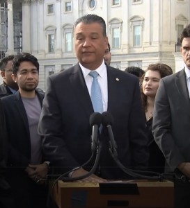 El senador Alex Padilla apela al apoyo de sus colegas republicanos. Foto: José López Zamorano.