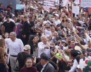 El presidente mexicano, Andrés Manuel López Obrador, arropado por el pueblo mexicano en una mega marcha a la que él mismo convocó. Foto: Cortesía de la Presidencia de México.