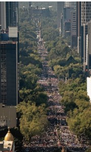 Vista aérea de la marcha que corrió del Ángel de la Independencia al Zócalo capitalino. Foto: Cortesía de la Presidencia de México.