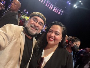 Profesor Raul Hinojosa, toma selfie con asambleista democrata Wendy Carrillo. Foto: Cortesía.