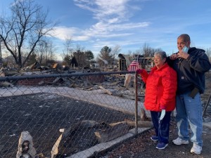 Arthur y Elsie Chávez muestran los escombros de lo que fue su casa, arrasada por el incendio Marshall, en enero 2022. Foto: Rossana Longo-Better.