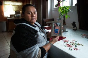 Inmigrante de Hondura, Jessica Rodríguez sostiene una fotografía de su hija Kenia Rivera, quien murió en un tiroteo a pocas cuadras de su apartamento en Los  Ángeles. “Como inmigrante, me sentí impotente durante el asesinato de mi hija”. Foto: Heidi de Marco/KHN.