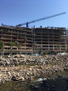 Condominio en construcción sobre el Río Cuale. ¡Construcción en marcha en todo Puerto Vallarta! Foto: Kent Paterson.