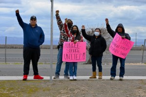Familias apoyan huelga de hambre de detenidos por ICE en Mesa Verde, CA. Foto: Kern Action News & Analysis.