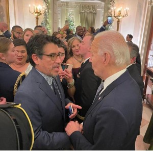Mark Magaña, Director de Green Latinos saluda al presidente Joe Biden. Foto: Cortesía de Mark Magaña.