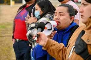 Manifestantes expresan su apoyo a huelguistas de hambre en Mesa Verde. Foto: Kern Action News & Analysis.
