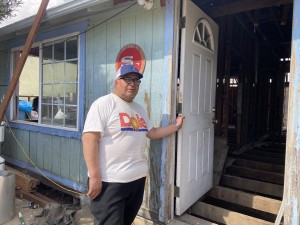 Después de que las inundaciones destruyeran su casa a principios de año, Miguel Castillo, residente de Planada, California, solicitó un préstamo de FEMA para reconstruir la casa de su familia. Foto: Esther Quintanilla / KVPR.